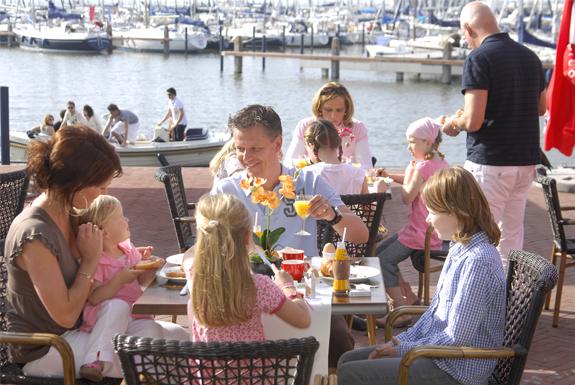 Terras aan de jachthaven | Hotel Marinapark Volendam