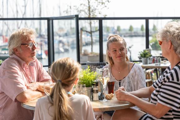 Terras aan de jachthaven | Hotel Marinapark Volendam